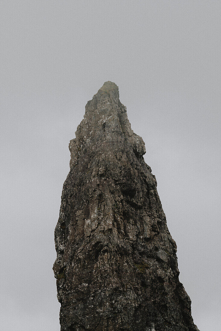 Tiefblick auf schroffe Felsformation, Old Man of Storr, Isle of Skye, Schottland