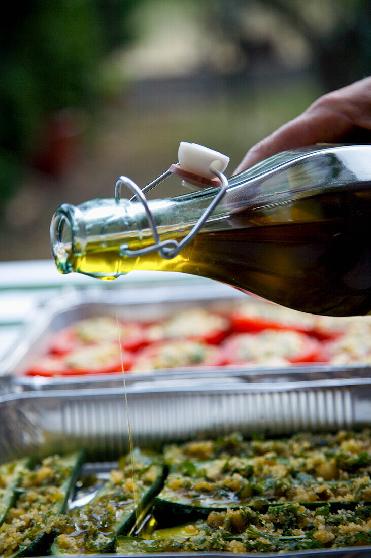 Nahaufnahme von gebratenem Gemüse mit nativem Olivenöl extra