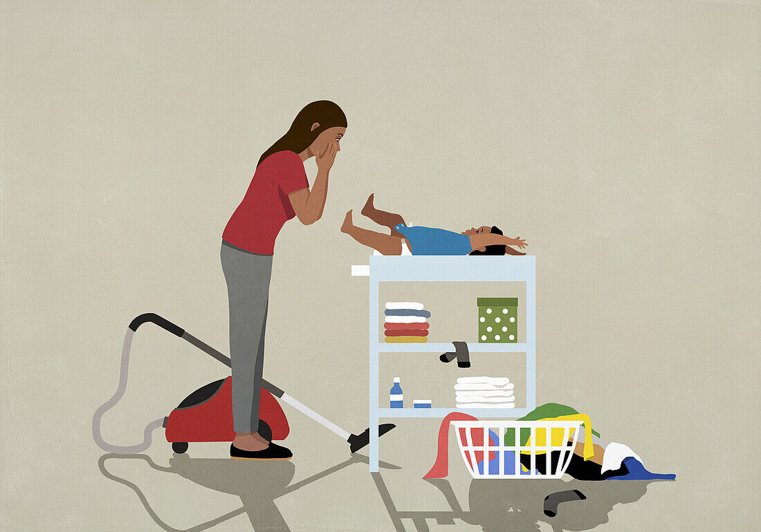 Frustrierte Mutter erledigt Hausarbeit und wechselt die Windel des Babys zu Hause