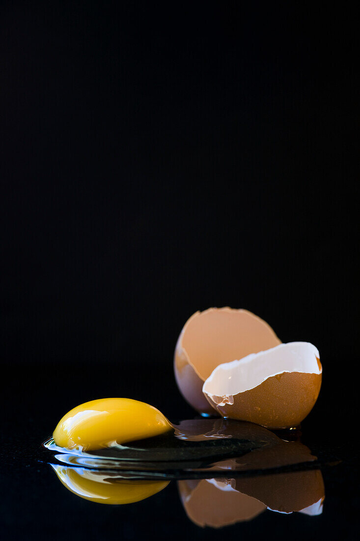 Zerbrochenes Ei auf schwarzem Hintergrund