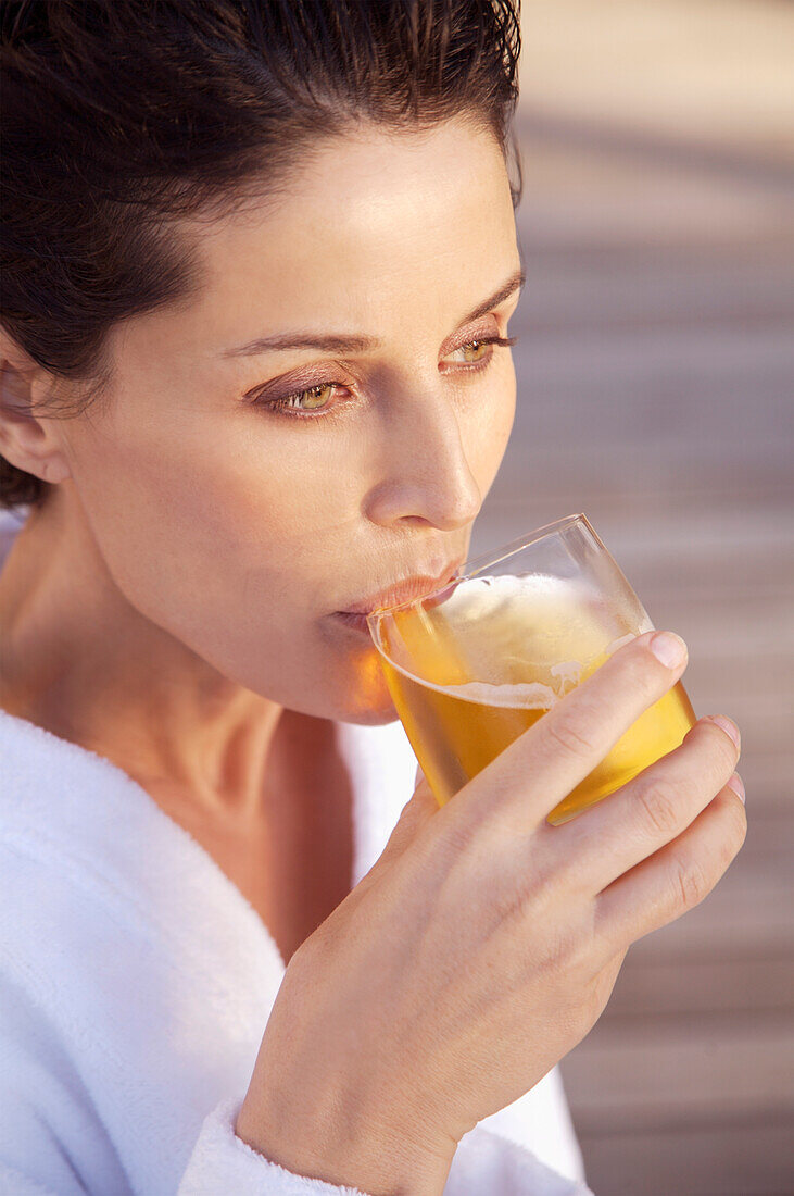 Woman drinking apple juice\n