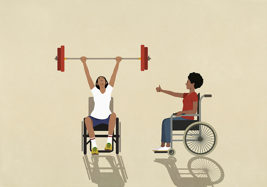 Frau im Rollstuhl feuert starken, entschlossenen Freund an, der eine Langhantel über Kopf hebt