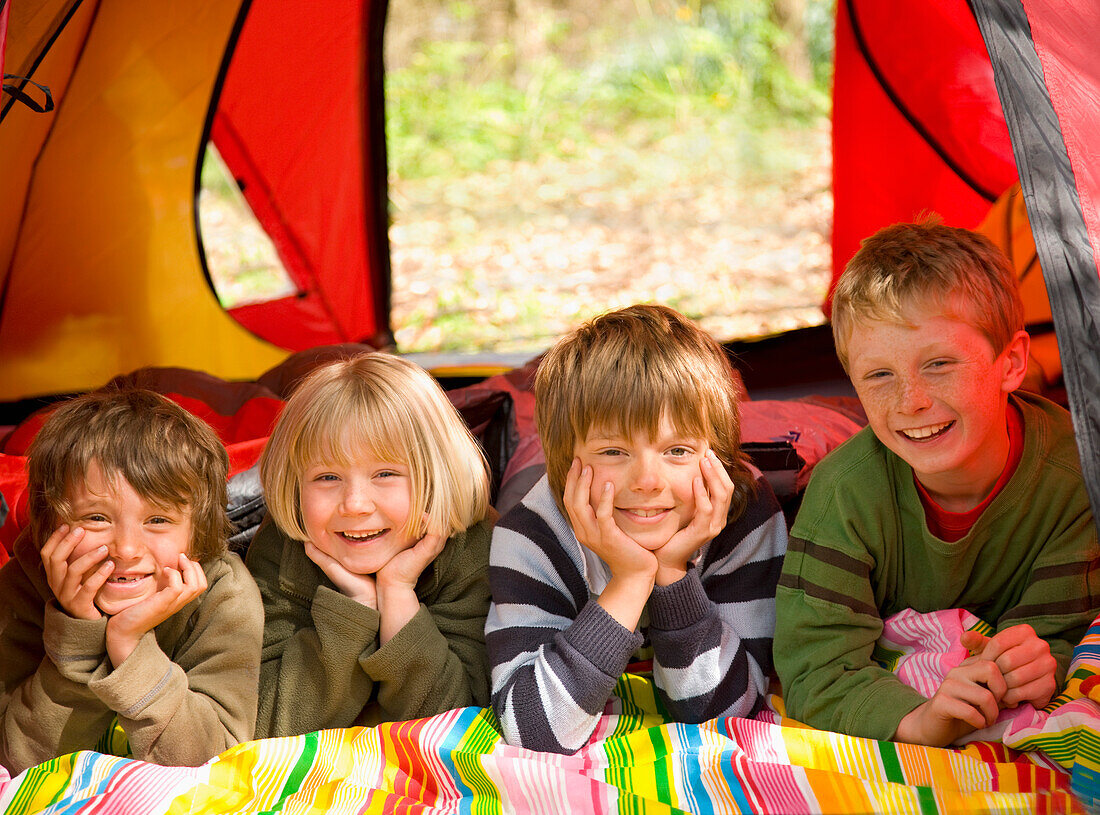 Portrait von Kindern in einem Zelt liegend