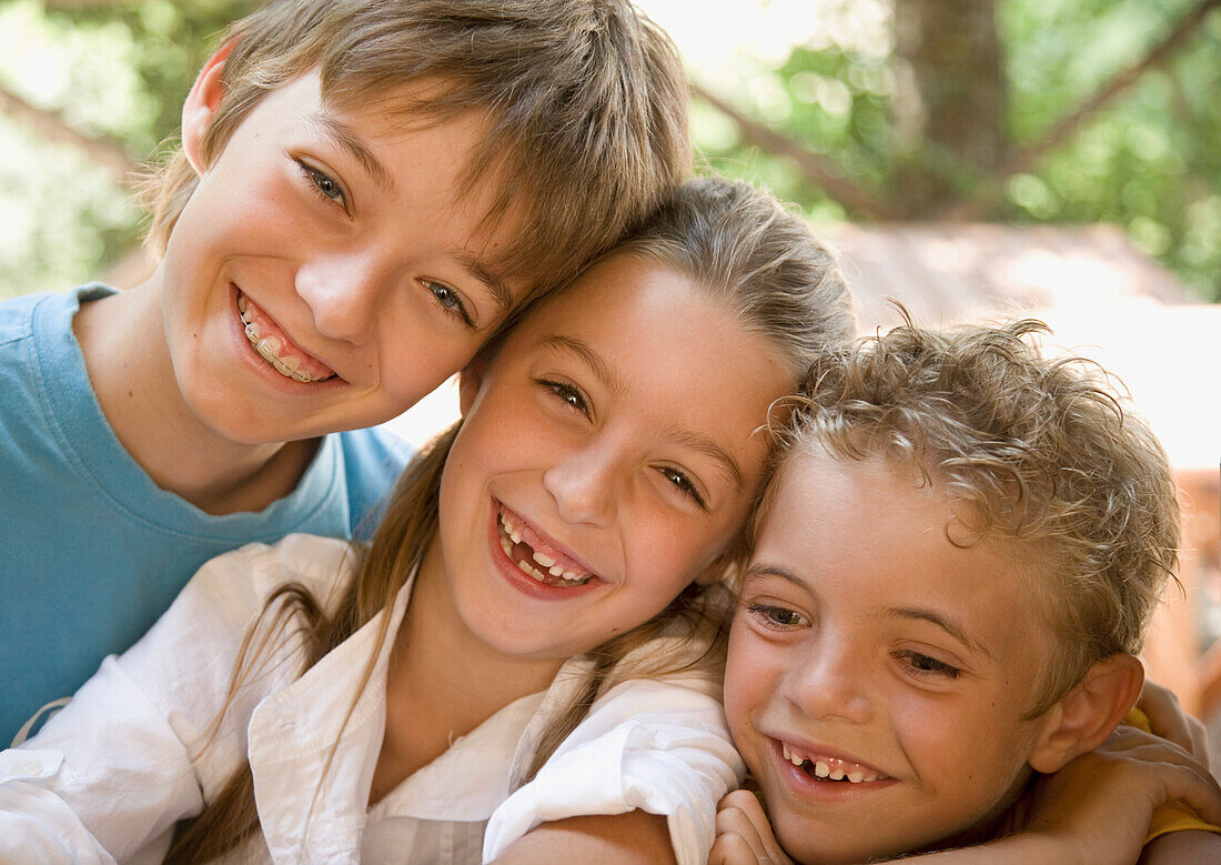 Porträt von drei lachenden Kindern