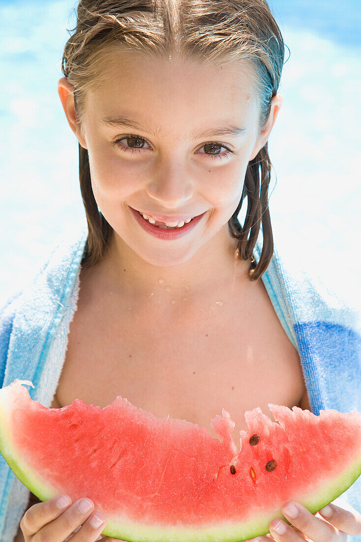 Lächelndes junges Mädchen hält Wassermelone