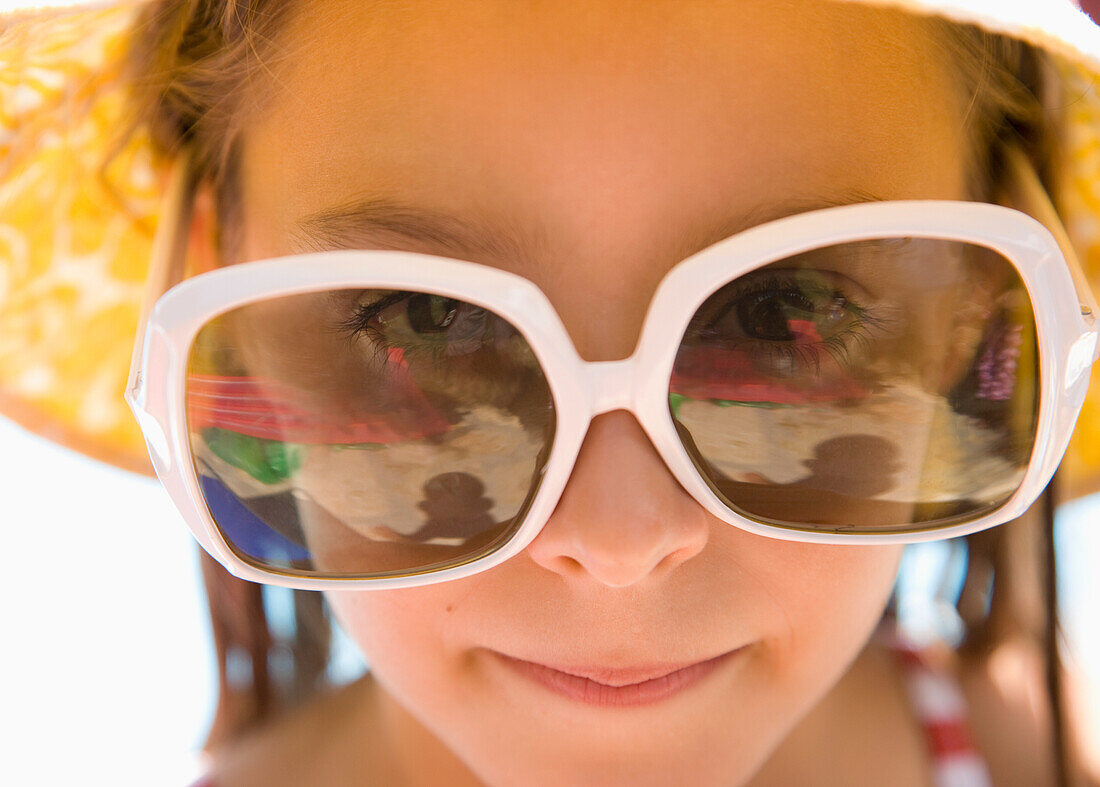 Nahaufnahme eines jungen Mädchens mit übergroßer Sonnenbrille