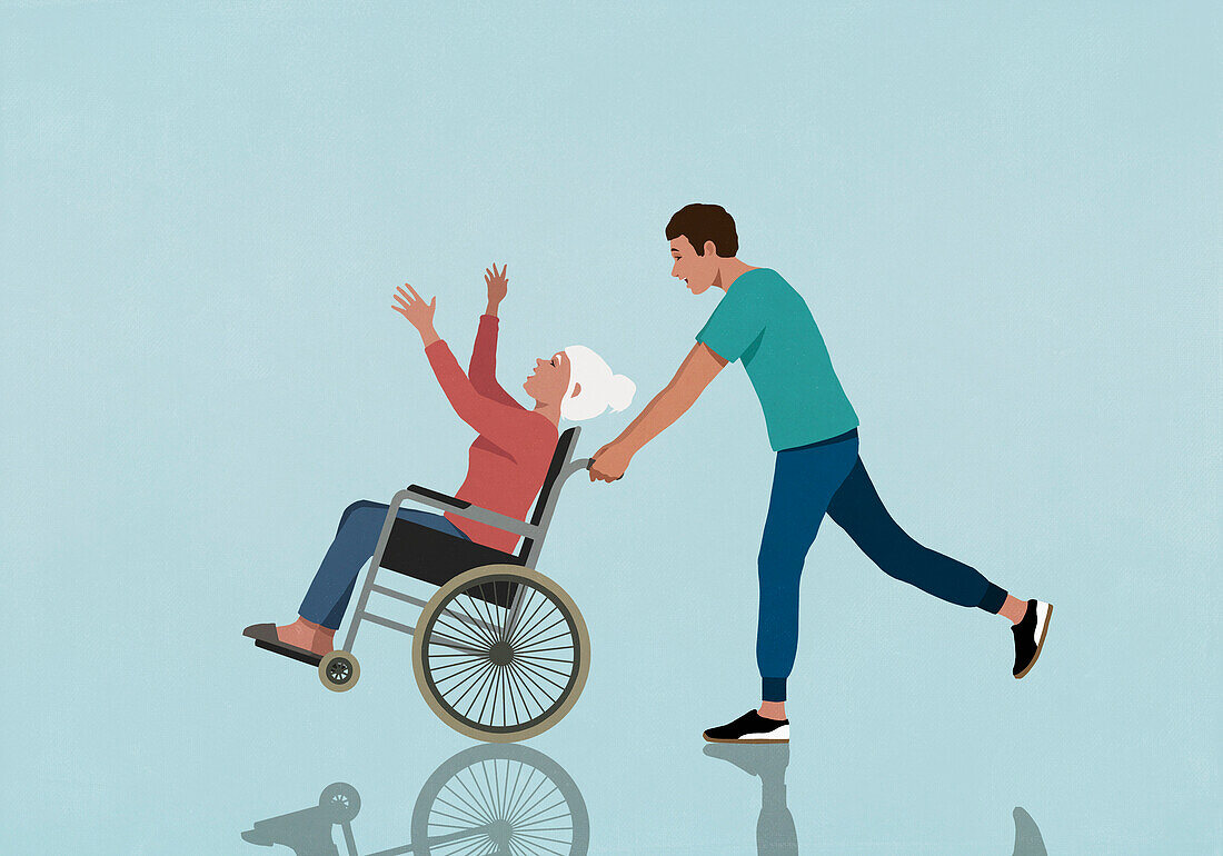 Sohn schiebt fröhliche, verspielte ältere Mutter im Rollstuhl