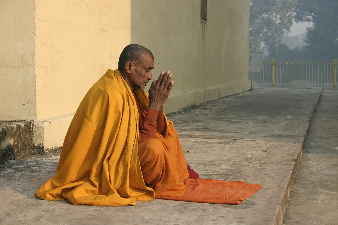 Betender Mönch, Kushinagar, Uttar Pradesh, Indien