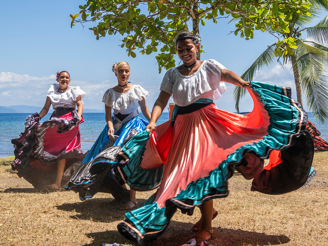 Eine Gruppe junger costaricanischer Tänzer in traditioneller Kleidung tritt am Playa Blanca, El Golfito, Costa Rica, Mittelamerika auf