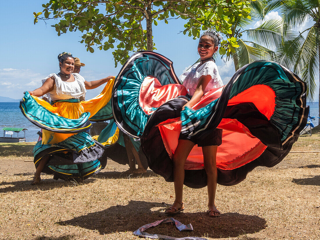 Eine Gruppe junger costaricanischer Tänzer in traditioneller Kleidung tritt am Playa Blanca auf, El Golfito, Costa Rica, Mittelamerika