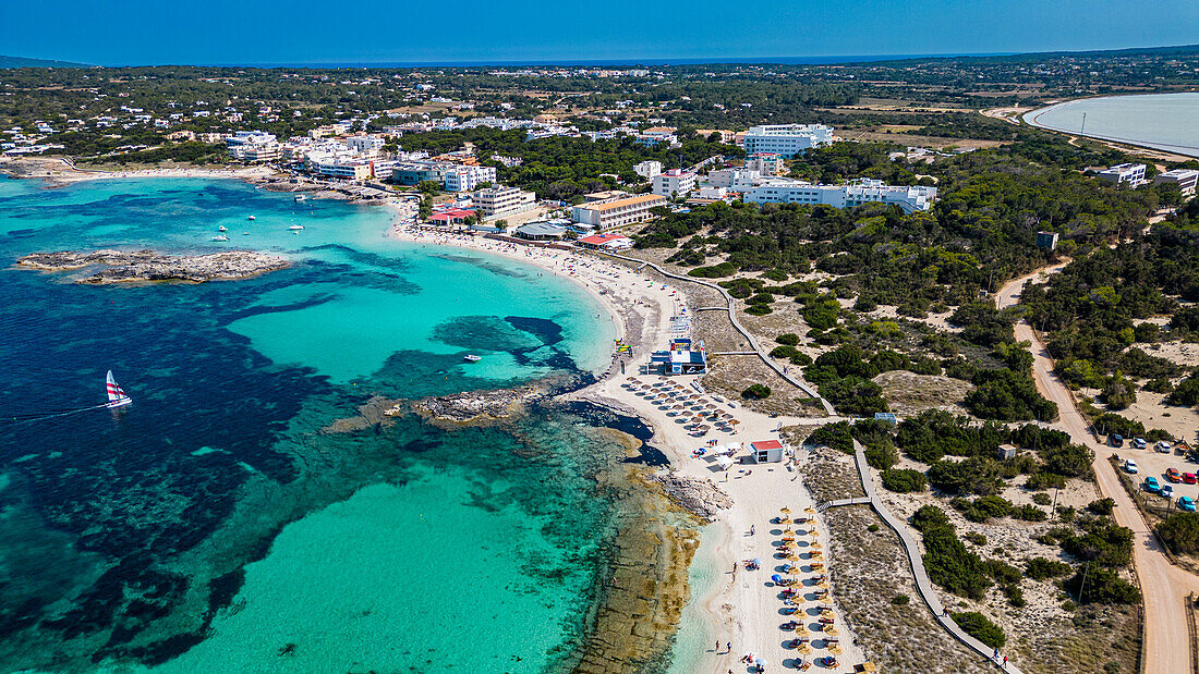 Luftaufnahme des türkisfarbenen Wassers und des weißen Sandstrandes des Pujols Strandes, Formentera, Balearen, Spanien, Mittelmeer, Europa