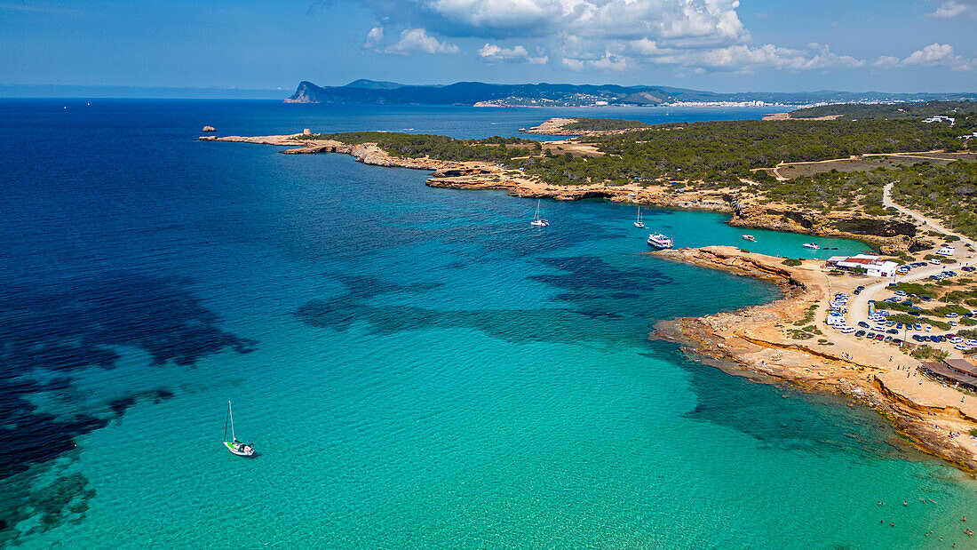 Luftaufnahme des Strandes Comte mit seinem türkisfarbenen Wasser, Ibiza, Balearen, Spanien, Mittelmeer, Europa