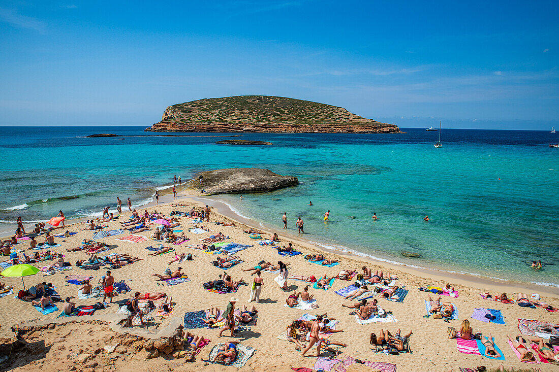 Der Strand Comte mit seinem türkisfarbenen Wasser, Ibiza, Balearen, Spanien, Mittelmeer, Europa