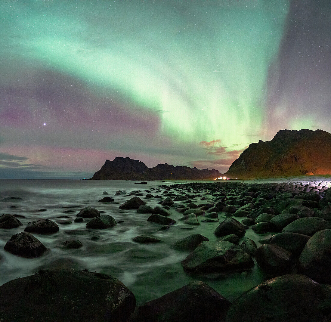 Wellen brechen an Felsen am Uttakleiv Strand unter dem Nordlicht, Vestvagoy, Lofoten Inseln, Nordland, Norwegen, Skandinavien, Europa