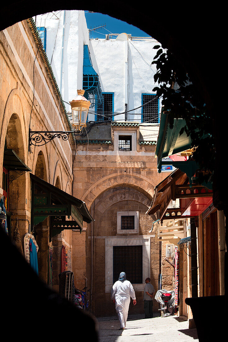 Eine Frau und Schaufenster in der labyrinthischen Medina von Tunis, Tunesien Nordafrika, Afrika