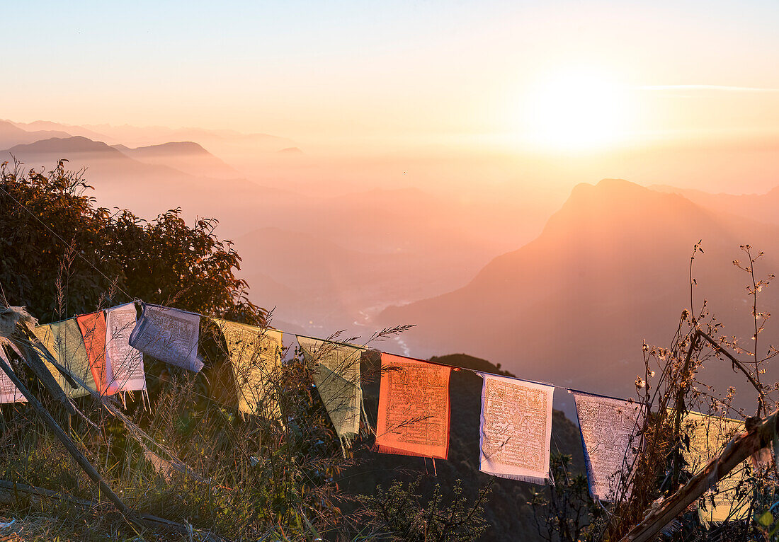 Ein farbenprächtiger Sonnenaufgang über den Bergen der Anapurna-Kette, Australian Camp, Himalaya, Nepal, Asien