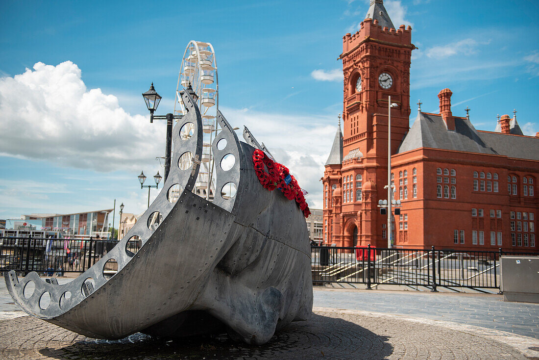 Moderne Skulpturen und historische Gebäude im Hafenviertel von Cardiff, Cardiff, Wales, Vereinigtes Königreich, Europa