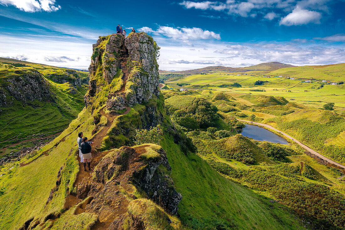 Touristen erkunden Fairy Glenn, Isle of Skye, Innere Hebriden, Schottland, Vereinigtes Königreich, Europa