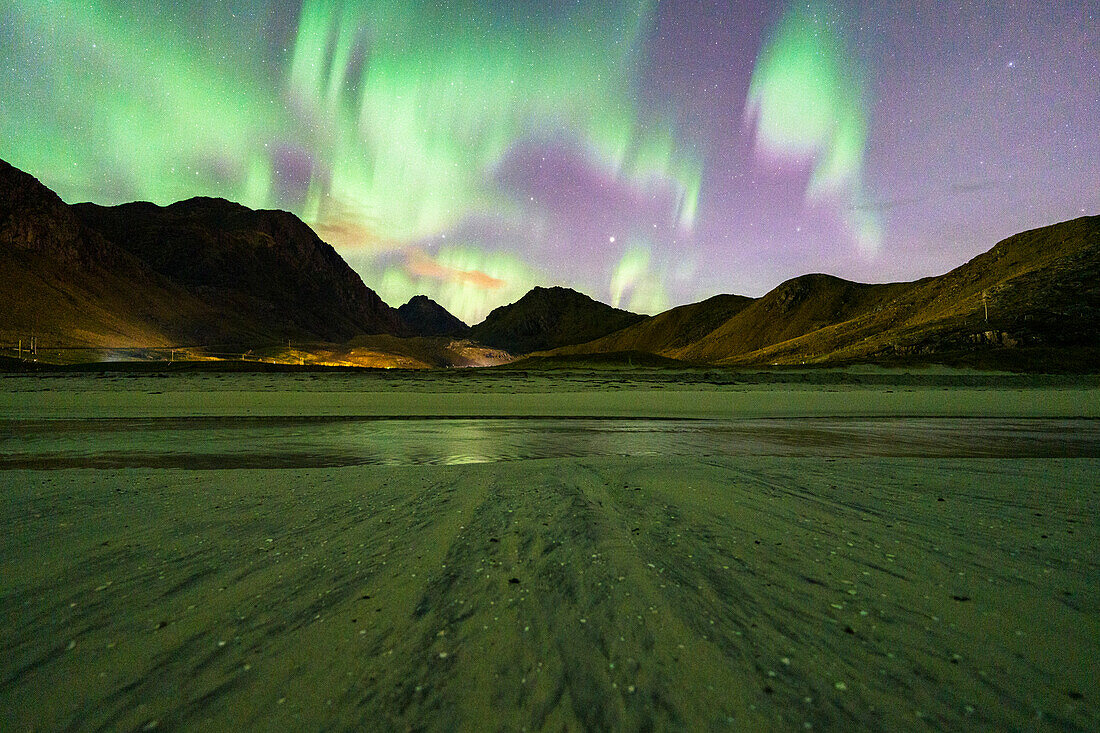 Sternenhimmel mit Aurora Borealis (Nordlicht) über dem gefrorenen Haukland Strand, Lofoten Inseln, Nordland, Norwegen, Skandinavien, Europa