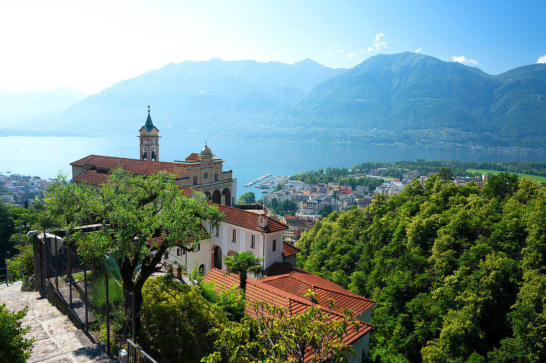 Das Heiligtum der Madonna del Sasso mit Blick auf Locarno, Tessin, Schweiz, Europa