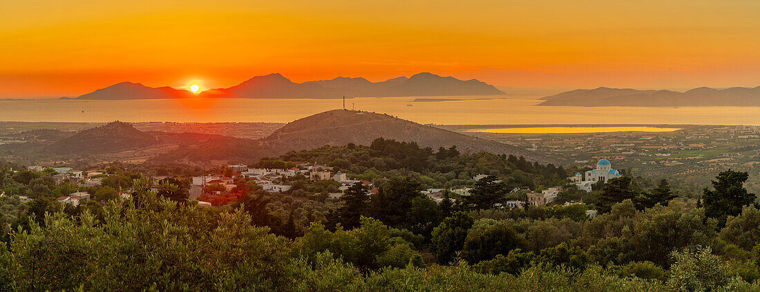 Blick auf die Insel Kos und die griechisch-orthodoxe Kirche von Zia aus bei Sonnenuntergang, Dorf Zia, Kos Stadt, Kos, Dodekanes, Griechische Inseln, Griechenland, Europa