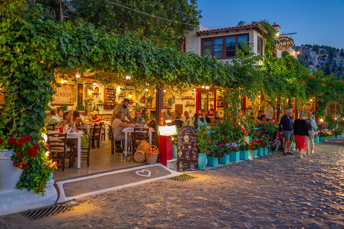 Blick auf das Restaurant in Zia Sonnenuntergang Blick in der Abenddämmerung, Zia Dorf, Kos Stadt, Kos, Dodekanes, Griechische Inseln, Griechenland, Europa