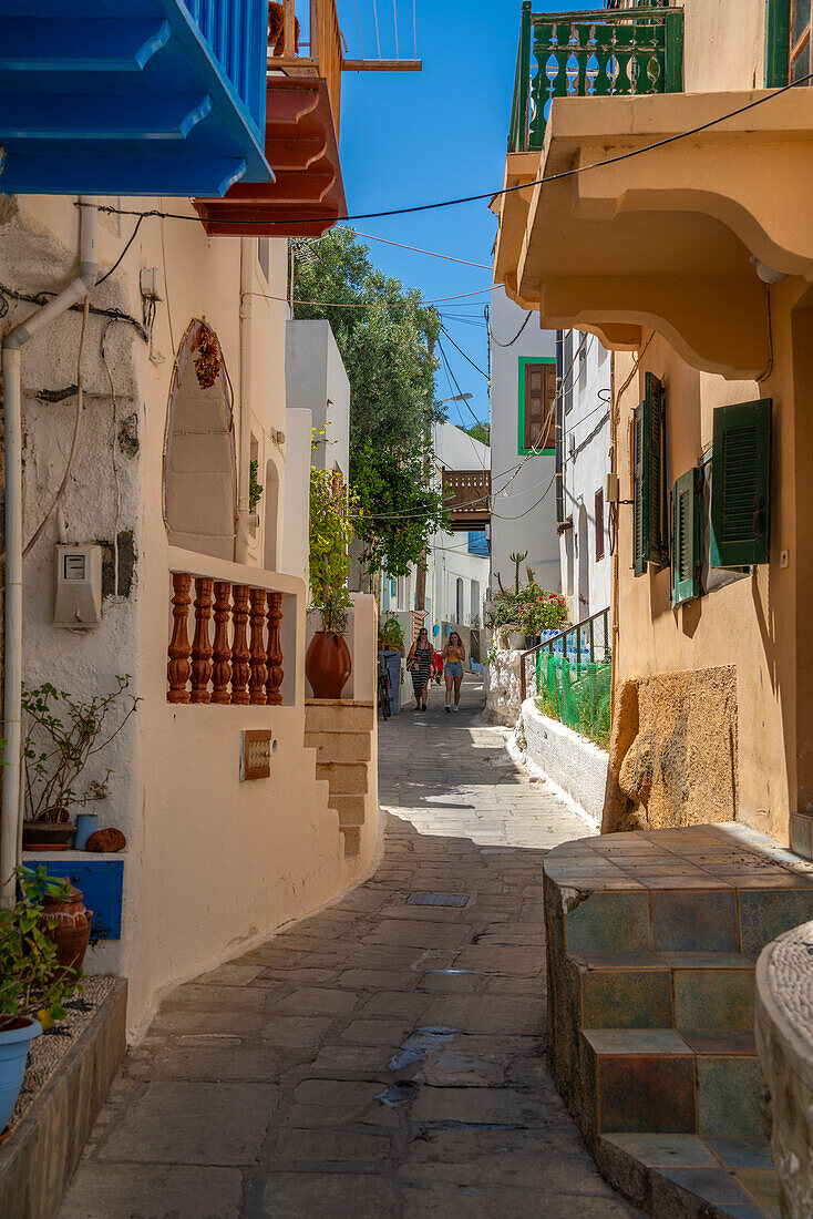 Blick auf weiß getünchte Häuser in einer engen Straße in Mandraki, Mandraki, Nisyros, Dodekanes, Griechische Inseln, Griechenland, Europa