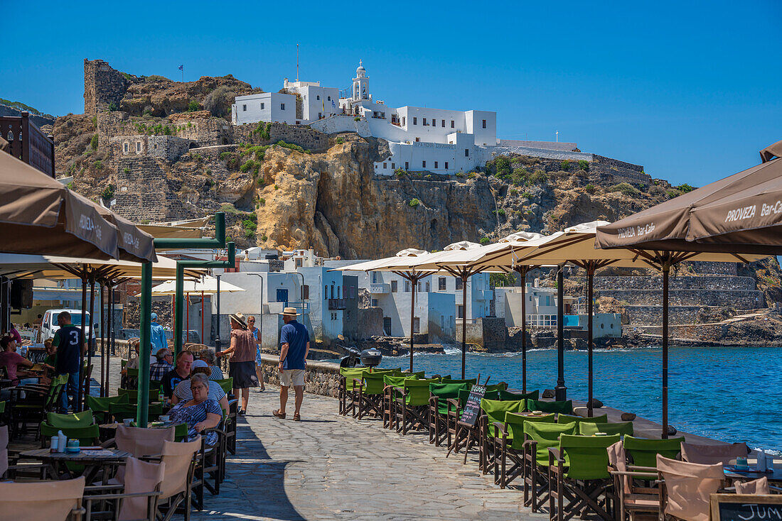 Blick auf das Kloster der Jungfrau Maria Spiliani oberhalb der Stadt Mandraki, Mandraki, Nisyros, Dodekanes, Griechische Inseln, Griechenland, Europa