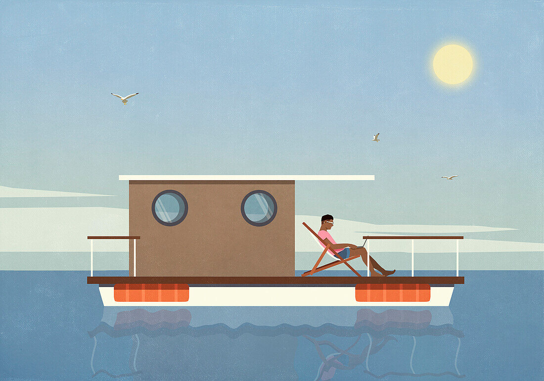 Mann entspannt, benutzt Laptop auf Hausboot auf sonnigem Sommersee
