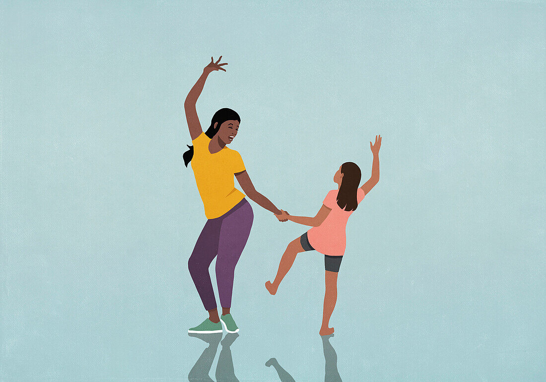 Glückliche Mutter und Tochter halten sich an den Händen und tanzen