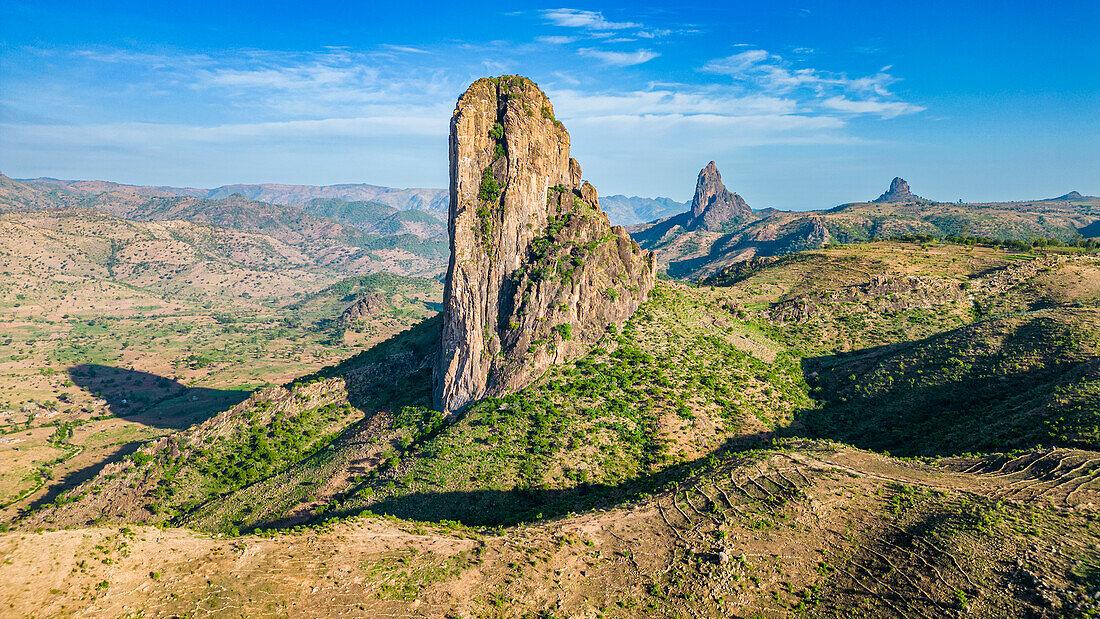 Luftaufnahme des Rhumsiki-Gipfels in der Mondlandschaft von Rhumsiki, Mandara-Gebirge, Provinz Far North, Kamerun, Afrika