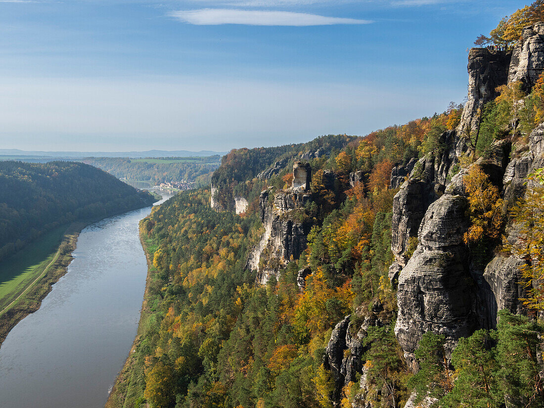Blick auf einen Felsvorsprung mit der Elbe darunter im Nationalpark Sächsische Schweiz, Sachsen, Deutschland, Europa