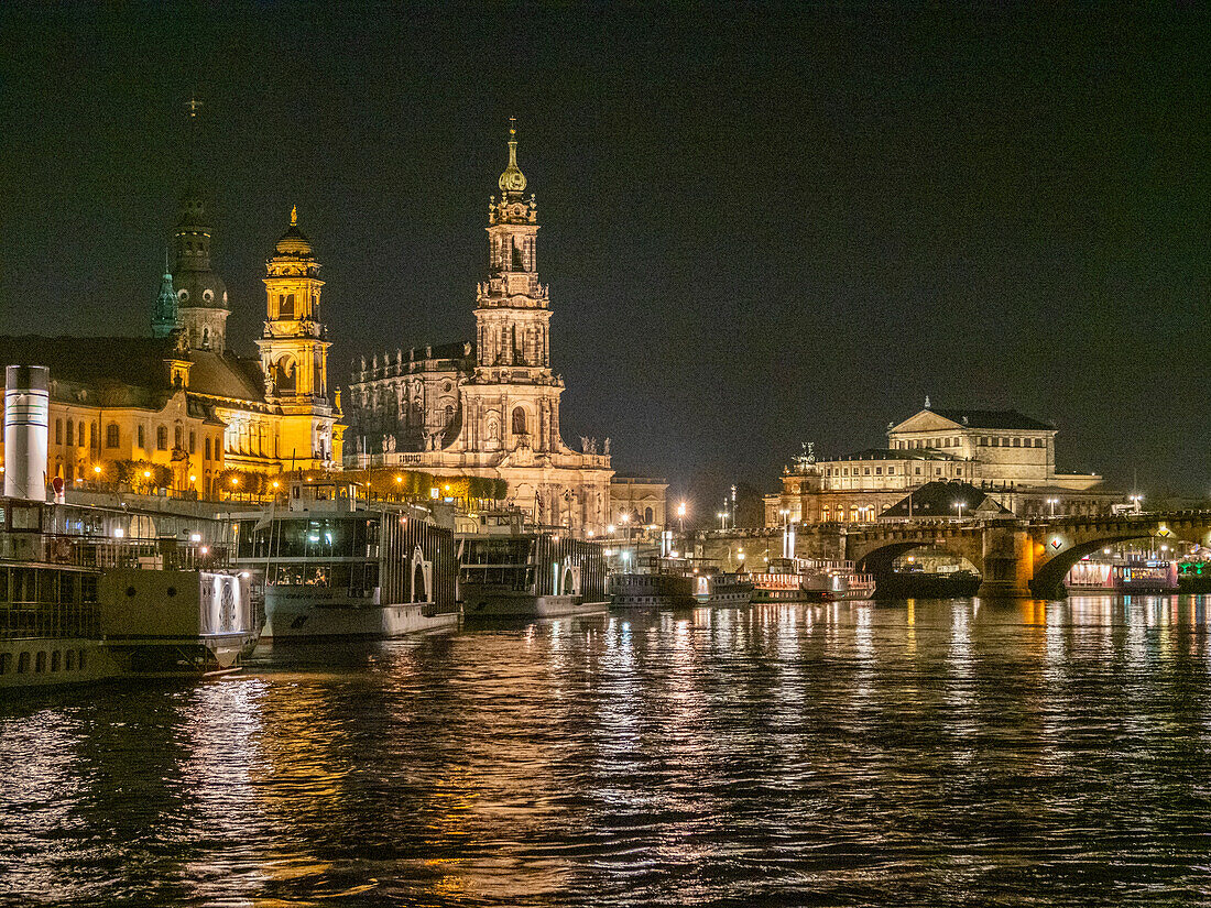 Blick auf das moderne Dresden bei Nacht von der anderen Seite der Elbe, Dresden, Sachsen, Deutschland, Europa