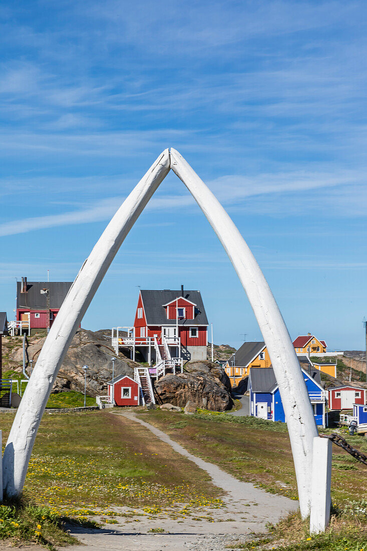 Die Stadt Sisimiut, gesehen durch einen Walfischkieferbogen, Westgrönland, Polargebiete