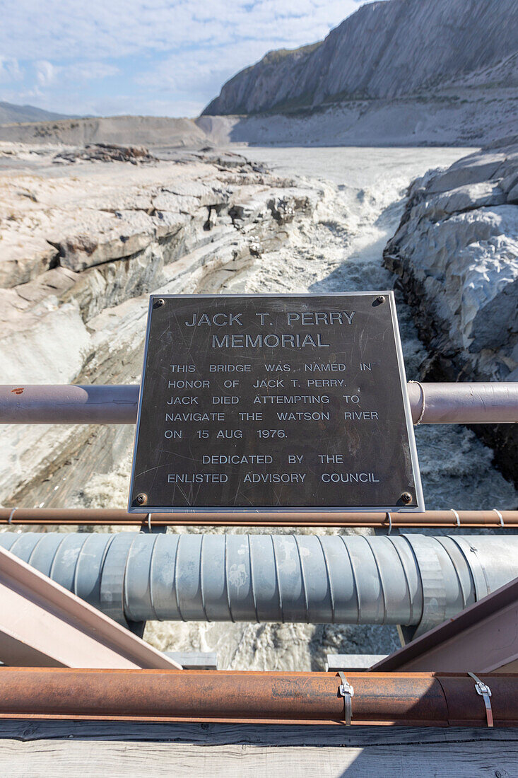 Schild am vom grönländischen Eisschild abgeschmolzenen Watson River bei Kangerlussuaq, Westgrönland, Polargebiete
