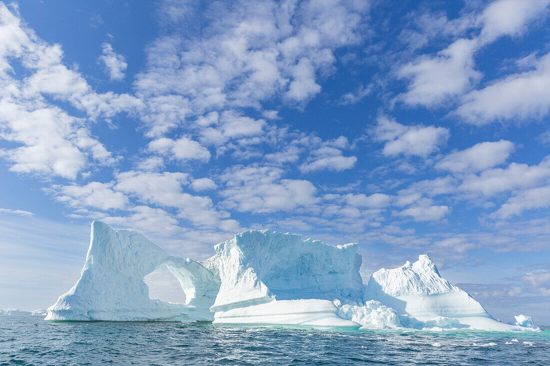 Riesiger Eisberg aus dem nahegelegenen Ilulissat Eisfjord schwimmt in der Nähe von Ilulissat, früher Jakobshavn, Westgrönland, Polargebiete