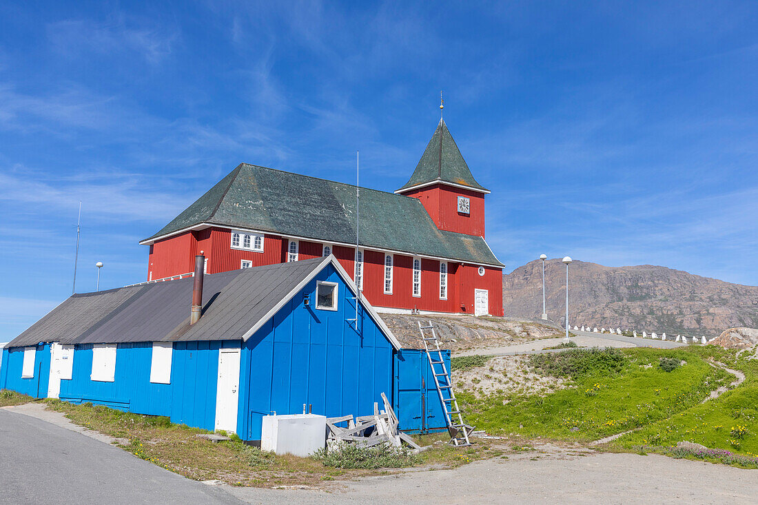 Nachbildung einer traditionellen Kirche und anderer Gebäude in der bunten dänischen Stadt Sisimiut, Westgrönland, Polarregionen