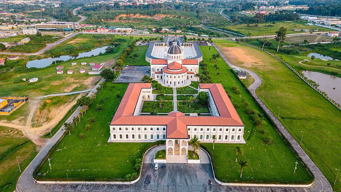 Luftaufnahme der Basilika der Unbefleckten Empfängnis, Mongomo, Rio Muni, Äquatorialguinea, Afrika