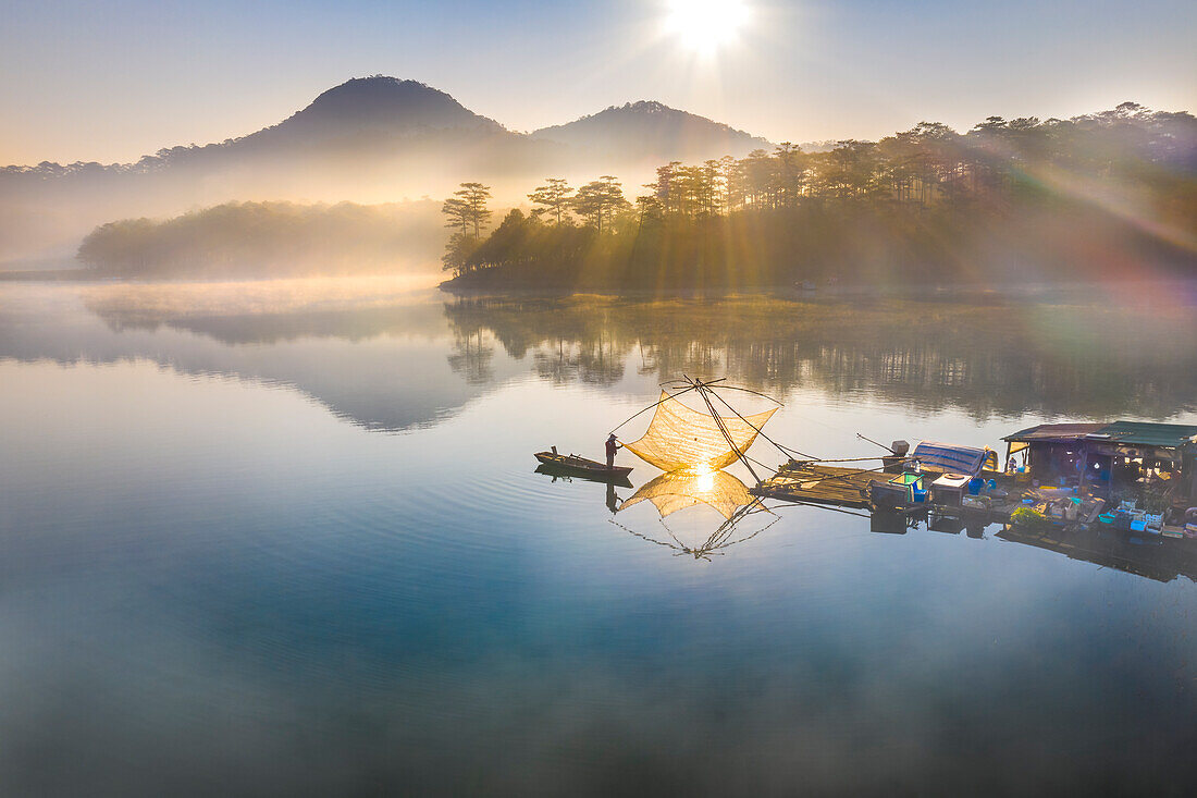 Tuyen Lam lake, Da Lat (Dalat), Vietnam, Indochina, Southeast Asia, Asia\n
