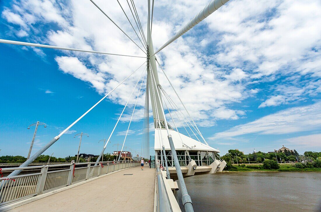 Hängende Fußgängerbrücke Esplanade Riel über den Red River, fertiggestellt 2003, verbindet das Zentrum von Winnipeg mit dem Stadtteil St. Boniface, Winnipeg, Manitoba, Kanada, Nordamerika