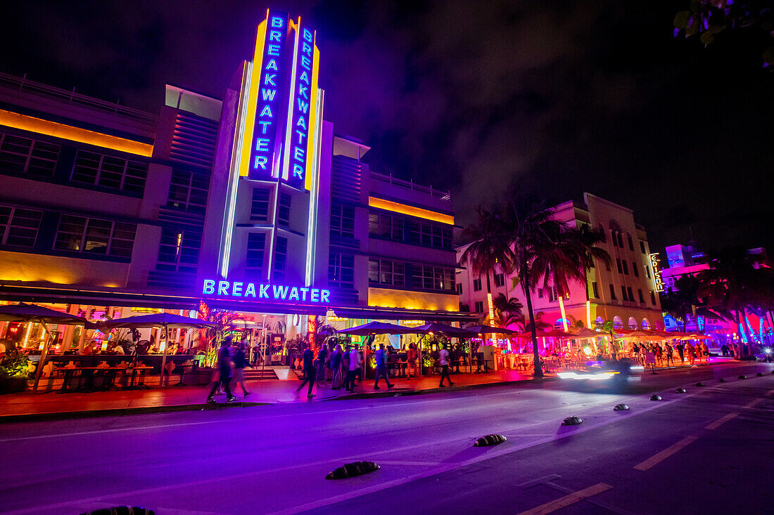 Miamis Nachtleben auf dem Ocean Drive, Miami, Florida, Vereinigte Staaten von Amerika, Nordamerika