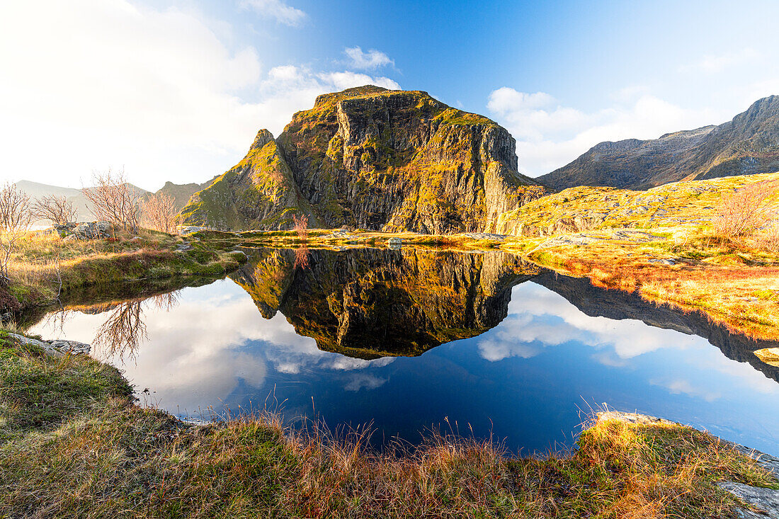 Berge spiegeln sich im unberührten blauen Wasser im Herbst, A i Lofoten, Moskenes, Lofoten Inseln, Nordland, Norwegen, Skandinavien, Europa