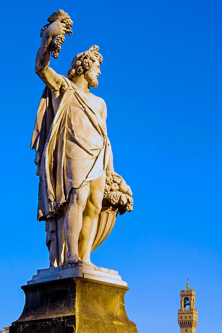 Statue des Herbstes, Ponte Santa Trinita, Florenz (Firenze), Turm des Palazzo Vecchio, UNESCO-Weltkulturerbe, Toskana, Italien, Europa