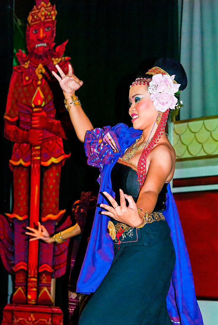Tänzerinnen in traditioneller klassischer thailändischer Tanztracht, Phuket, Thailand, Südostasien, Asien
