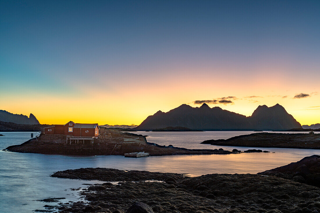 Dramatischer Himmel in der Morgendämmerung über dem traditionellen Rorbu, Svolvaer, Lofoten-Inseln, Nordland, Norwegen, Skandinavien, Europa