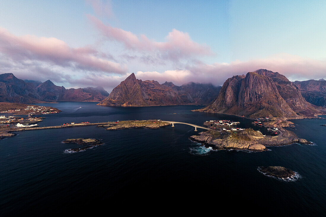 Luftaufnahme von Bergen und Meer, die das Fischerdorf Hamnoy umgeben, Reine, Lofoten, Nordland, Norwegen, Skandinavien, Europa