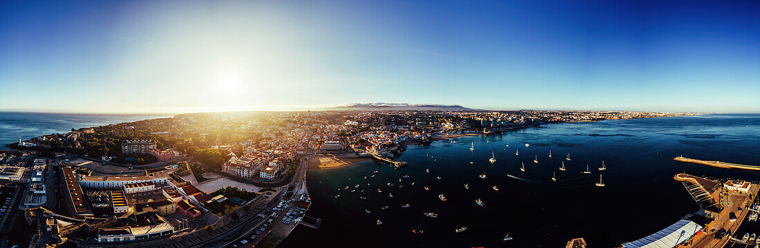 Drohnen-Panoramablick auf den Sonnenuntergang in der Bucht von Cascais, in der Region Lissabon der portugiesischen Riveira, Europa