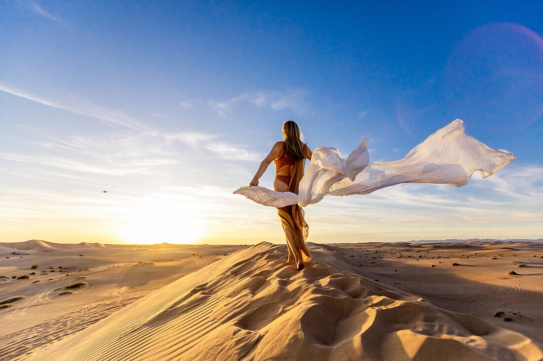 Ätherische Frau bei den Imperial Sand Dunes, Kalifornien, Vereinigte Staaten von Amerika, Nordamerika