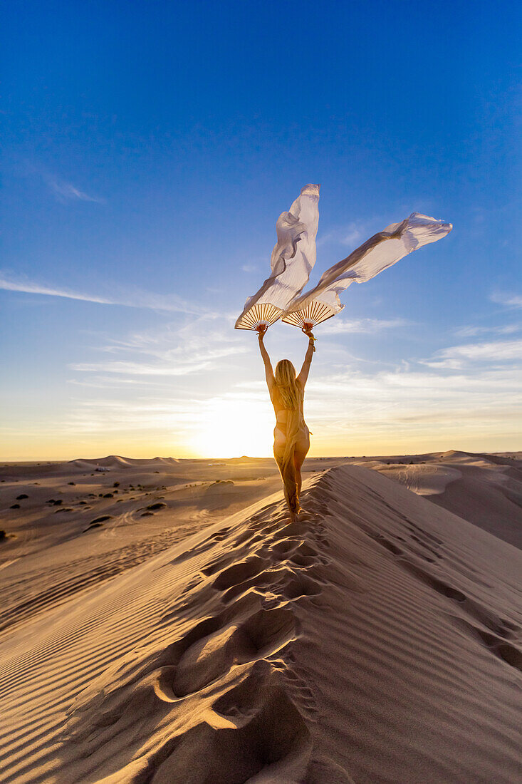 Ätherische Frau bei den Imperial Sand Dunes, Kalifornien, Vereinigte Staaten von Amerika, Nordamerika