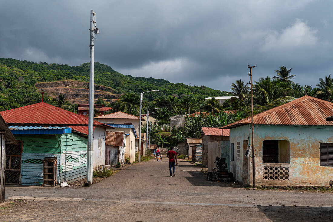 Kleine Straße im Dorf San Antonio de Pale, Insel Annobon, Äquatorialguinea, Afrika